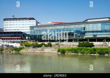Villach, Österreich. Juli 18 2023. Außenansicht der modernen Architektur des Kongresszentrums Stockfoto