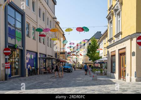 Villach, Österreich. Juli 18 2023. Eine Straße im historischen Zentrum der Stadt Stockfoto