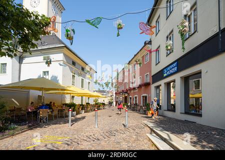 Villach, Österreich. Juli 18 2023. Eine Straße im historischen Zentrum der Stadt Stockfoto