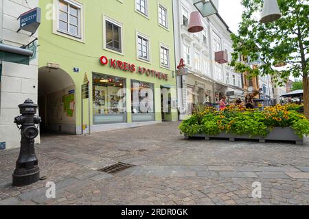 Villach, Österreich. Juli 18 2023. Eine Straße im historischen Zentrum der Stadt Stockfoto