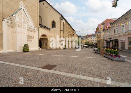 Villach, Österreich. Juli 18 2023. Eine Straße im historischen Zentrum der Stadt Stockfoto