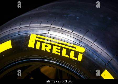 Budapest, Ungarn. 22. Juli 2023. Pirelli Medium Tyre wurde vor dem Grand Prix F1 von Ungarn auf der Hungaroring am 22. Juli 2023 in Budapest, Ungarn, gesehen; Logo; (Kreditbild: © Beata Zawrzel/ZUMA Press Wire) NUR REDAKTIONELLE VERWENDUNG! Nicht für den kommerziellen GEBRAUCH! Stockfoto