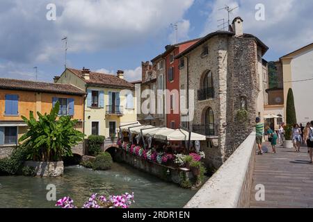 Borghetto, Italien - 1. Juli 2023 - das wunderschöne Dorf Borghetto in der Nähe von Valeggio sul Mincio. Provinz Verona, Veneto Stockfoto