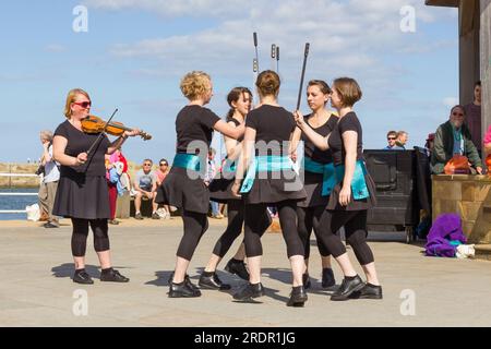 Star and Shadow, traditioneller Rapper-Schwerttanz bei der Whitby Folk Week Stockfoto