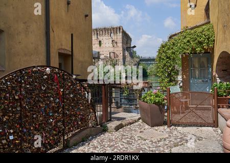 Borghetto, Italien - 1. Juli 2023 - das wunderschöne Dorf Borghetto in der Nähe von Valeggio sul Mincio. Provinz Verona, Veneto Stockfoto