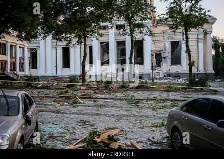 Blick auf die beschädigte Spaso-Preobrazhensky-Kathedrale (Konfigurationskathedrale) am Kathedralenplatz. Laut dem Einsatzkommando "Süd" feuerte die Russische Föderation in der Nacht des 23. Juli 2023 in Odessa mit 5 Arten von Raketen aller Art: Kaliber, Onyx, KH-22, Iskander-M. Die Hafeninfrastruktur, 6 Wohngebäude und die Kathedrale von Spaso-Preobrazhensky (Transfigurationskathedrale) wurden beschädigt. Seit 6 Uhr sind 1 Tote und 19 Verwundete bekannt, darunter 4 Kinder. (Foto: Viacheslav Onyschtschenko/SOPA Images/Sipa USA) Stockfoto