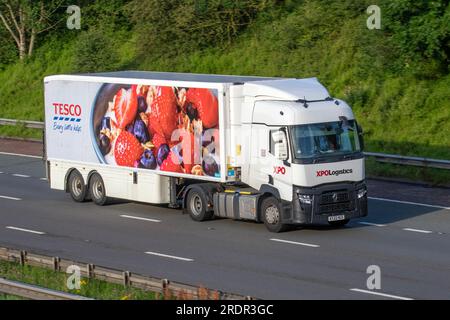 XPO LOGISTIKTRAKTOREINHEIT mit TESCO Kühlwagen im Supermarkt auf der Autobahn M6 in Großraum Manchester, Großbritannien Stockfoto