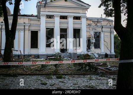 Blick auf die beschädigte Spaso-Preobrazhensky-Kathedrale (Konfigurationskathedrale) am Kathedralenplatz. Laut dem Einsatzkommando "Süd" feuerte die Russische Föderation in der Nacht des 23. Juli 2023 in Odessa mit 5 Arten von Raketen aller Art: Kaliber, Onyx, KH-22, Iskander-M. Die Hafeninfrastruktur, 6 Wohngebäude und die Kathedrale von Spaso-Preobrazhensky (Transfigurationskathedrale) wurden beschädigt. Seit 6 Uhr sind 1 Tote und 19 Verwundete bekannt, darunter 4 Kinder. (Foto: Viacheslav Onyschtschenko/SOPA Images/Sipa USA) Stockfoto