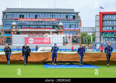 Manchester, Großbritannien. 23. Juli 2023. Das Bodenpersonal beginnt, die Regenabdeckungen vor dem LV= Insurance Ashes Test Series Vierten Test Day Five Match England gegen Australien in Old Trafford, Manchester, Großbritannien, 23. Juli 2023 (Foto von Conor Molloy/News Images) in Manchester, Großbritannien, am 7./23. Juli 2023 zu entfernen. (Foto: Conor Molloy/News Images/Sipa USA) Guthaben: SIPA USA/Alamy Live News Stockfoto