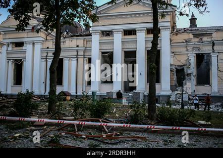 Blick auf die beschädigte Spaso-Preobrazhensky-Kathedrale (Konfigurationskathedrale) am Kathedralenplatz. Laut dem Einsatzkommando "Süd" feuerte die Russische Föderation in der Nacht des 23. Juli 2023 in Odessa mit 5 Arten von Raketen aller Art: Kaliber, Onyx, KH-22, Iskander-M. Die Hafeninfrastruktur, 6 Wohngebäude und die Kathedrale von Spaso-Preobrazhensky (Transfigurationskathedrale) wurden beschädigt. Seit 6 Uhr sind 1 Tote und 19 Verwundete bekannt, darunter 4 Kinder. (Foto: Viacheslav Onyschtschenko/SOPA Images/Sipa USA) Stockfoto