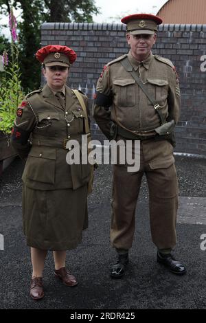 Ein als Militärpolizei verkleidetes Paar ist 1940er Tage bei der Severn Valley Railway anwesend. Stockfoto