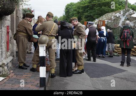 Die Einheimischen und Besucher von Bridgnorth waren alle bis auf die Neunen für die Severn Valley Railway 1940er Tag in Bridgnorth. Stockfoto