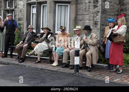 Die Öffentlichkeit ruht sich 1940er Tag vor dem Bahnhof Bridgnorth mit der Severn Valley Railway aus. Stockfoto