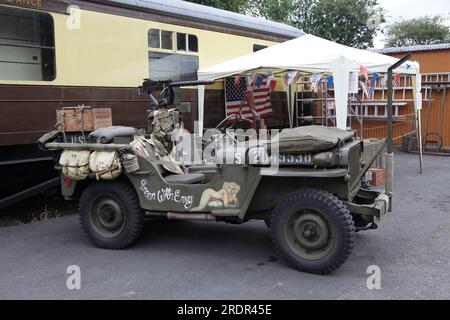 Eine der vielen militärischen Erinnerungsstücke, die an 1940er Tagen bei der Severn Valley Railway ausgestellt werden. Hier sehen Sie einen klassischen Jeep mit montiertem Browning Sub-Machin Stockfoto