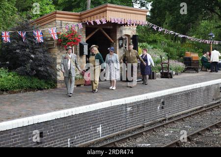 Enthusiasten in 1940er-Kleidung, die hier an der Arley Station an der Severn Valley Railway 1940er Tag gesehen wurden. Stockfoto