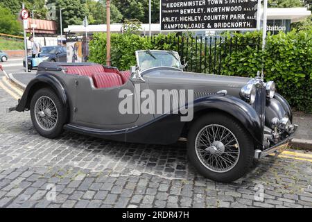 Die Seite eines klassischen MG-Cabriolets, das vom Besitzer als Lady Grey benannt wurde, sah 0utside Kidderminster Station während der Severn Valley Railway 1940er Stockfoto