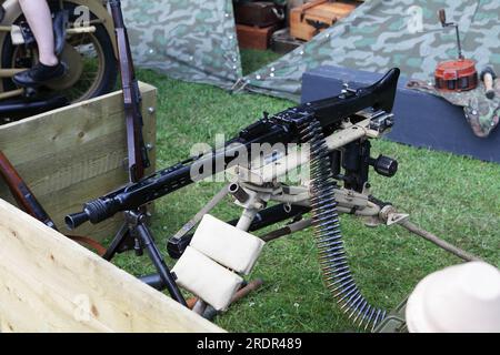 Hier sehen Sie ein deutsches MG-42-Maschinengewehr aus dem Zweiten Weltkrieg. Ausgestellt an der Highley Station während der Severn Valley Railway 1940er Tag. Stockfoto