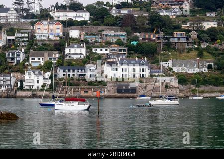 Bild von Häusern in der Nähe der Mündung des Flusses Dart, Dartmouth zeigt die Entwicklung und Modernisierung bestehender Gebäude in diesem steilen Flusstal. Stockfoto