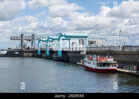 Das Barrage in der Cardiff Bay zeigt drei Bascule-Brücken, die Boote in den Bristol Channel und wieder hinaus ermöglichen, und ein Touristenboot ist vor Anker Stockfoto