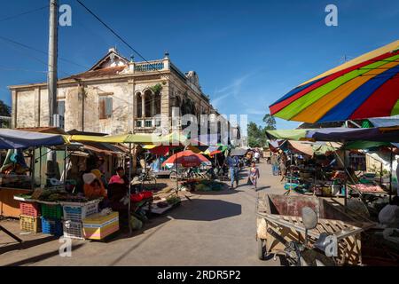 Marktstraße mit französischer Kolonialarchitektur in Chhlong bei Kratie in kambodscha Stockfoto