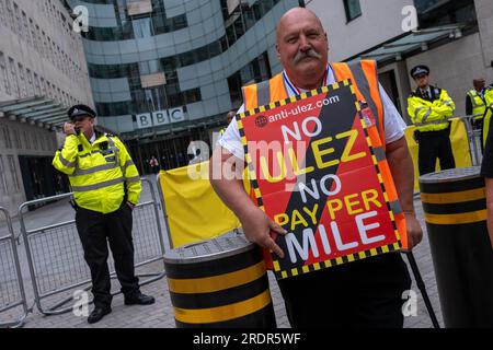 Hunderte demonstrieren außerhalb der BBC gegen die Einführung der umstrittenen ULEZ (Ultra Low Emission Zone). Stockfoto