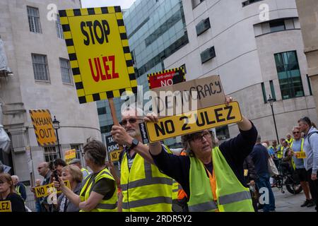 Hunderte demonstrieren außerhalb der BBC gegen die Einführung der umstrittenen ULEZ (Ultra Low Emission Zone). Stockfoto