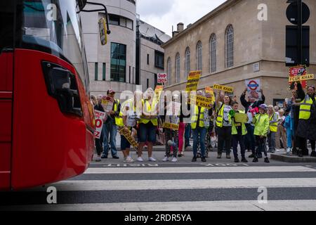 Hunderte demonstrieren außerhalb der BBC gegen die Einführung der umstrittenen ULEZ (Ultra Low Emission Zone). Stockfoto