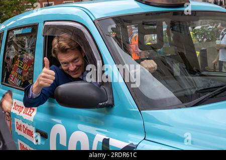 Hunderte demonstrieren außerhalb der BBC gegen die Einführung der umstrittenen ULEZ (Ultra Low Emission Zone). Stockfoto