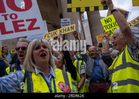 Hunderte demonstrieren außerhalb der BBC gegen die Einführung der umstrittenen ULEZ (Ultra Low Emission Zone). Stockfoto