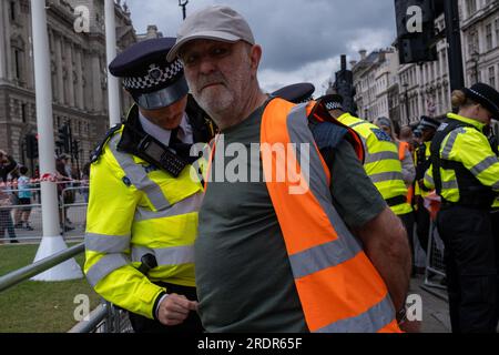 Hunderte von JSO-Demonstranten blockieren Straßen in Westminster und verursachen Verkehrsverzögerungen. Die Polizei wendet Gesetze nach dem Gesetz über öffentliche Ordnung an, um Demonstranten zu entfernen. Stockfoto