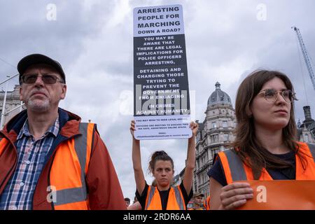 Hunderte von JSO-Demonstranten blockieren Straßen in Westminster und verursachen Verkehrsverzögerungen. Die Polizei wendet Gesetze nach dem Gesetz über öffentliche Ordnung an, um Demonstranten zu entfernen. Stockfoto