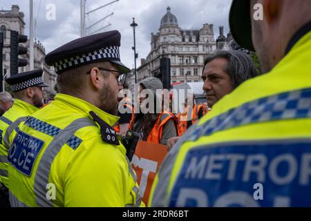 Hunderte von JSO-Demonstranten blockieren Straßen in Westminster und verursachen Verkehrsverzögerungen. Die Polizei wendet Gesetze nach dem Gesetz über öffentliche Ordnung an, um Demonstranten zu entfernen. Stockfoto