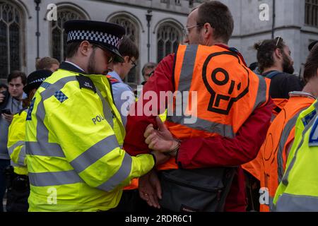 Hunderte von JSO-Demonstranten blockieren Straßen in Westminster und verursachen Verkehrsverzögerungen. Die Polizei wendet Gesetze nach dem Gesetz über öffentliche Ordnung an, um Demonstranten zu entfernen. Stockfoto