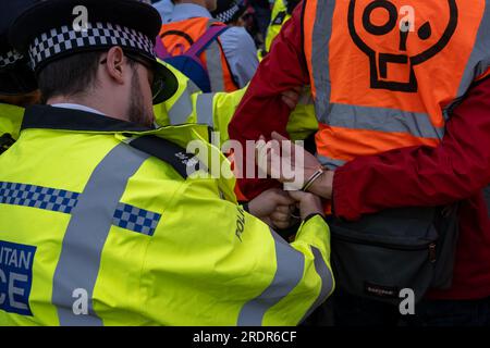 Hunderte von JSO-Demonstranten blockieren Straßen in Westminster und verursachen Verkehrsverzögerungen. Die Polizei wendet Gesetze nach dem Gesetz über öffentliche Ordnung an, um Demonstranten zu entfernen. Stockfoto