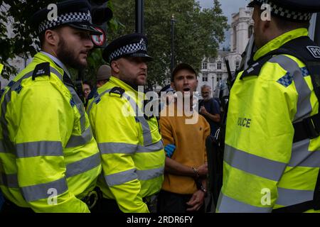 Hunderte von JSO-Demonstranten blockieren Straßen in Westminster und verursachen Verkehrsverzögerungen. Die Polizei wendet Gesetze nach dem Gesetz über öffentliche Ordnung an, um Demonstranten zu entfernen. Stockfoto