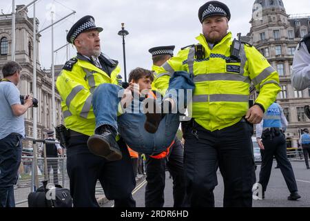 Hunderte von JSO-Demonstranten blockieren Straßen in Westminster und verursachen Verkehrsverzögerungen. Die Polizei wendet Gesetze nach dem Gesetz über öffentliche Ordnung an, um Demonstranten zu entfernen. Stockfoto