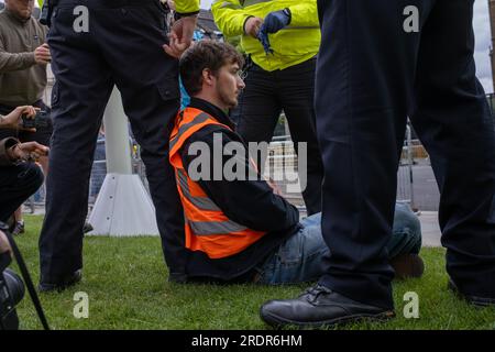 Hunderte von JSO-Demonstranten blockieren Straßen in Westminster und verursachen Verkehrsverzögerungen. Die Polizei wendet Gesetze nach dem Gesetz über öffentliche Ordnung an, um Demonstranten zu entfernen. Stockfoto