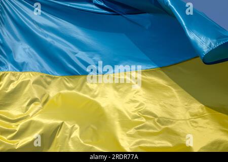 Blick auf die ukrainische Nationalflagge, die im Wind winkt Stockfoto