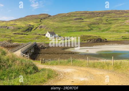 Sanday Bridge, die Canna mit Sanday auf der Isle of Canna verbindet, kleine Inseln, Schottland mit typischem Croft House, Strand und einspurigen, ungebauten Straßen acr Stockfoto