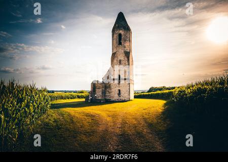 Verfallene Kirche in ungarn Diese Ruine der Kirche befindet sich auf dem Plattensee inmitten eines Maisfeldes. Die Ruinen gehören zu einer alten orthodoxen Kirche Stockfoto