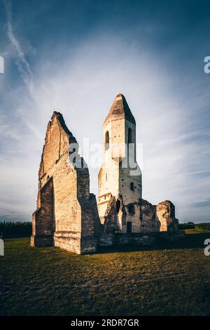 Verfallene Kirche in ungarn Diese Ruine der Kirche befindet sich auf dem Plattensee inmitten eines Maisfeldes. Die Ruinen gehören zu einer alten orthodoxen Kirche Stockfoto