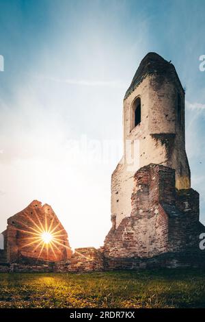 Verfallene Kirche in ungarn Diese Ruine der Kirche befindet sich auf dem Plattensee inmitten eines Maisfeldes. Die Ruinen gehören zu einer alten orthodoxen Kirche Stockfoto