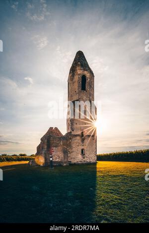 Verfallene Kirche in ungarn Diese Ruine der Kirche befindet sich auf dem Plattensee inmitten eines Maisfeldes. Die Ruinen gehören zu einer alten orthodoxen Kirche Stockfoto