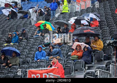 Cricket-Fans, die sich vor dem Nieselregen schützen vor dem Vierten Test Day Five von LV= Insurance Ashes Test Series England gegen Australien in Old Trafford, Manchester, Großbritannien, 23. Juli 2023 (Foto von Conor Molloy/News Images) in Manchester, Großbritannien, am 7./23. Juli 2023. (Foto von Conor Molloy/News Images/Sipa USA) Stockfoto