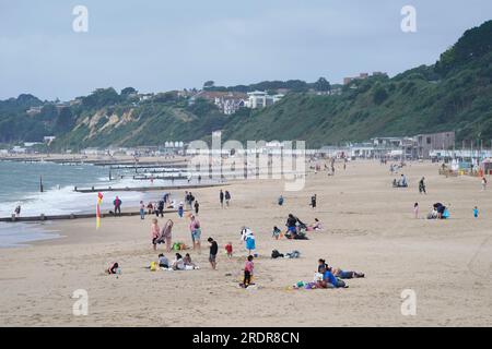 Leute, die das Wetter am Bournemouth Beach in Dorset genießen. Foto: Sonntag, 23. Juli 2023. Stockfoto