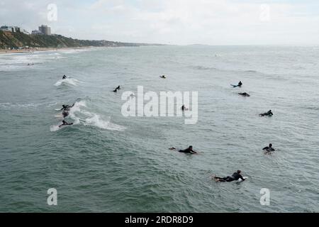 Leute, die das Wetter am Bournemouth Beach in Dorset genießen. Foto: Sonntag, 23. Juli 2023. Stockfoto