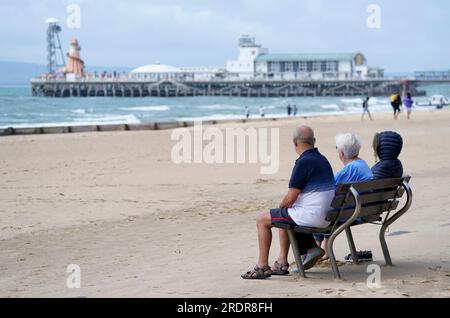 Leute, die das Wetter am Bournemouth Beach in Dorset genießen. Foto: Sonntag, 23. Juli 2023. Stockfoto