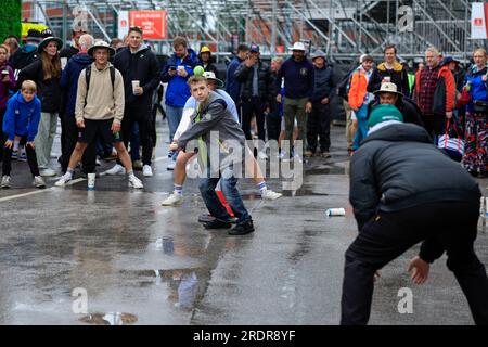 Manchester, Großbritannien. 23. Juli 2023. Cricket-Fans machen ihre eigene Unterhaltung vor dem LV= Insurance Ashes Test Series Fourth Test Day Five Match England gegen Australien in Old Trafford, Manchester, Großbritannien, 23. Juli 2023 (Foto von Conor Molloy/News Images) in Manchester, Großbritannien, am 7./23. Juli 2023. (Foto: Conor Molloy/News Images/Sipa USA) Guthaben: SIPA USA/Alamy Live News Stockfoto