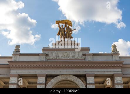 Moskau, Russland - 07.09.2023 - Aufnahme des Haupteingangs der Ausstellung der Leistungen der nationalen Wirtschaft, bekannt als VDNKH. Stockfoto