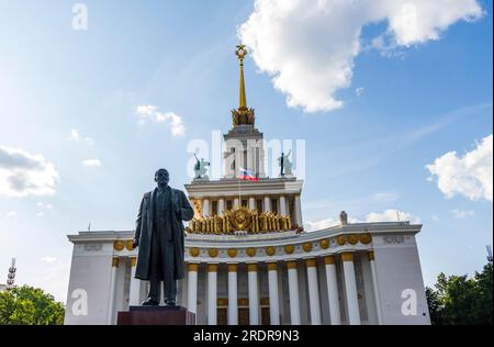 Moskau, Russland - 07.09.2023 - Aufnahme des Haupteingangs der Ausstellung der Leistungen der nationalen Wirtschaft, bekannt als VDNKH. Lenin-Denkmal. Stockfoto